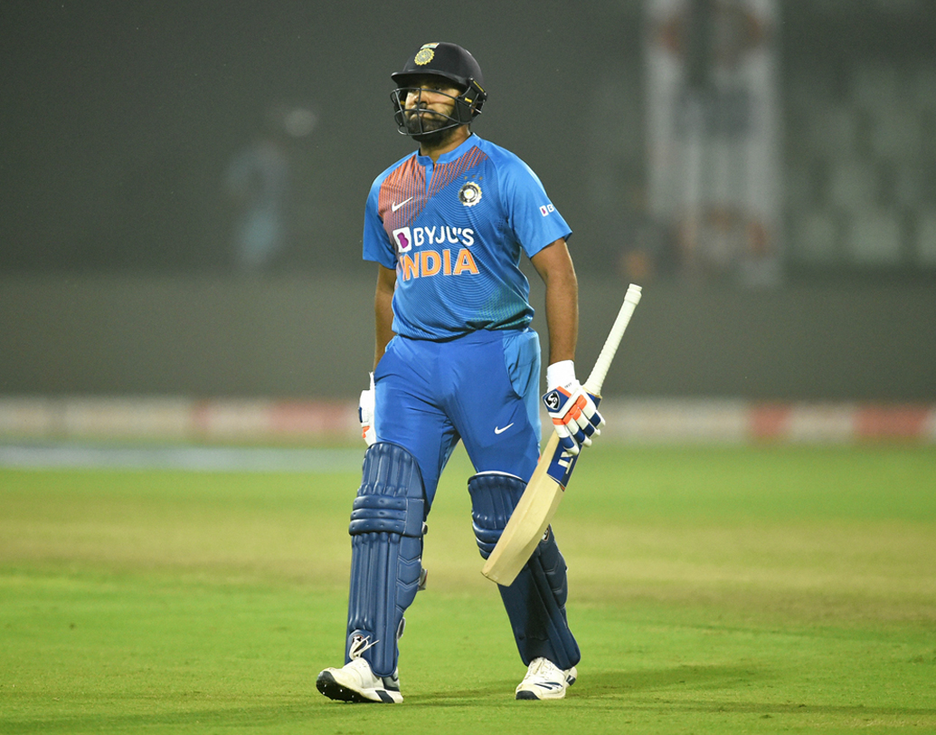 ভারতের এই ব্যাটিং লাইন আপের অভিজ্ঞতা কম। টি টোয়েন্টি বিশ্বকাপের জন্য পরীক্ষা নিরীক্ষা করছে ভারতীয় দল। অনেক তরুণ মুখের ভিড় এই দলে। রোহিত শর্মা দ্রুত ফিরে যাওয়ায় ভারতের বড় স্কোর করার স্বপ্নও তাই শেষ হয়ে যায়।