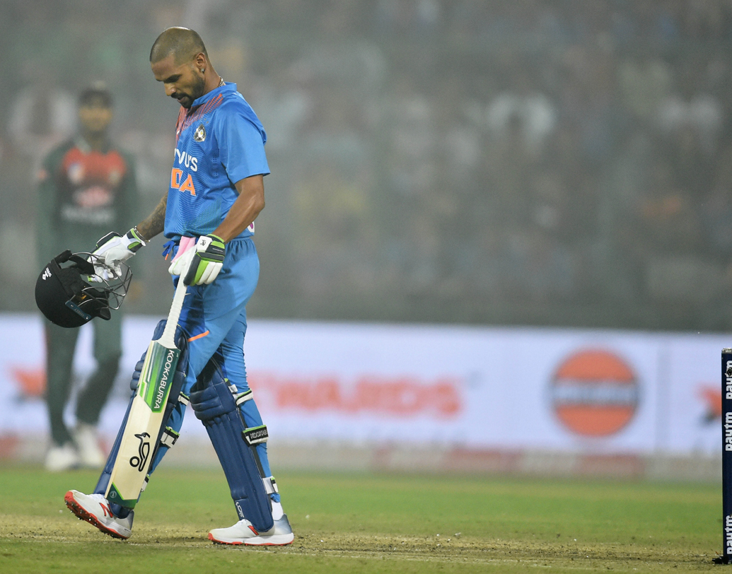 শিখর ধবন দলের হাল ধরেছিলেন। কিন্তু সে ভাবে রানের গতি বাড়াতে পারেননি তিনি। ঋষভ পন্থের সঙ্গে ভুল বোঝাবুঝিতে রান আউট হয়ে যাওয়ায় ভারত ধাক্কা খায়।