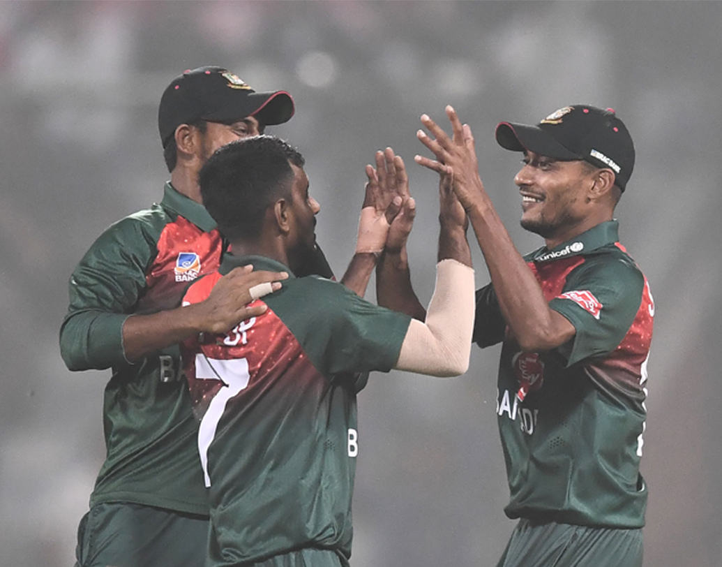 আফিফ, বিপ্লব, শফিউল ইসলামের মতো বোলাররা ভারতীয় ব্যাটসম্যানদের পরীক্ষা নিলেন। শাকিব, মাশরাফি, তামিমরা না থাকলেও ভারতের ব্যাটসম্যানদের খোলস থেকে বেরোতেই দিল না বাংলাদেশের বোলিং।