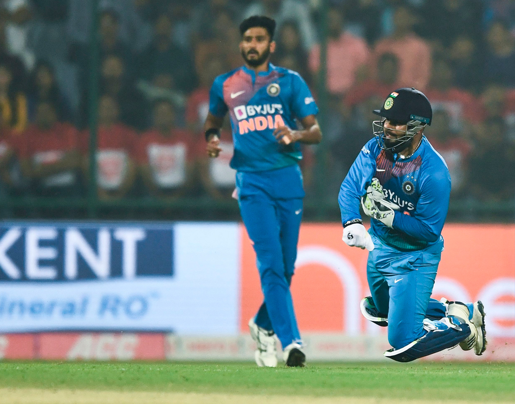 বাংলাদেশের ইনিংসের সময়ে রিভিউ নিতে ভুল করে ভারত। যুজবেন্দ্র চহালের দুটো ডেলিভারি মুশফিকুর রহিমের প্যাডে লাগার পরেও রিভিউ নেয়নি ভারত। দুই ক্ষেত্রেই ভুল করেন পন্থ। রিপ্লেতে দেখা যায় ওই দু’বারই মুশফিক আউট ছিলেন।