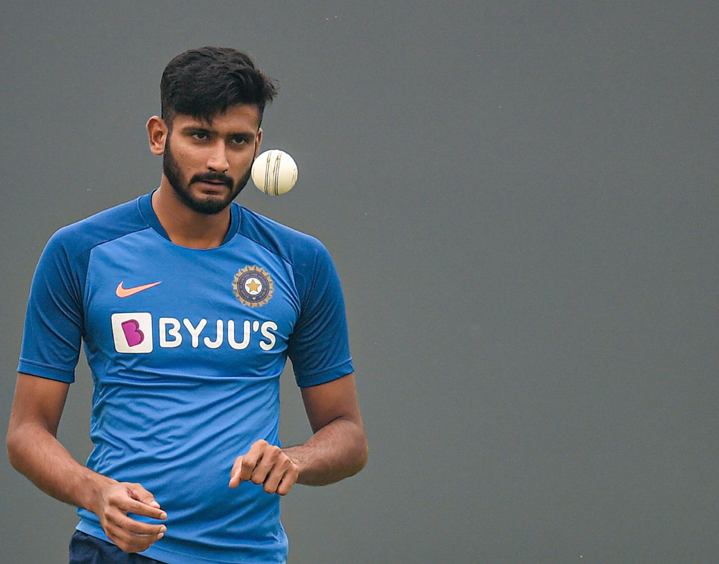 বোলিং বিভাগেও রক্তাল্পতা দেখা গিয়েছে ভারতের। ১২ বলে ২২ রান দরকার এই অবস্থায় বল করতে এসে খলিল আহমেদ একাই ম্যাচটা তুলে দেন বাংলাদেশের হাতে। পর পর চার বলে চারটি চার মেরে মুশফিকুর ম্যাচের দখল নিয়ে নেন।