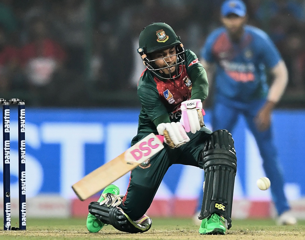 মুশফিকুর রহিম অসাধারণ হয়ে উঠেছিলেন রাজধানীতে। মাঠের বাইরের ঘটনায় বড়সড় ধাক্কা খাওয়ার পরে এই বাংলাদেশ দলে মুশফিকই সিনিয়র। বহু ম্যাচ তিনি একাই বের করে দিয়েছেন। রবিবার সেটাই দেখা গেল। শেষ পর্যন্ত টিকে থেকে ৪৩ বলে ৬০ রান করে বাংলাদেশকে জিতিয়ে মাঠ ছাড়লেন মুশফিকুর।