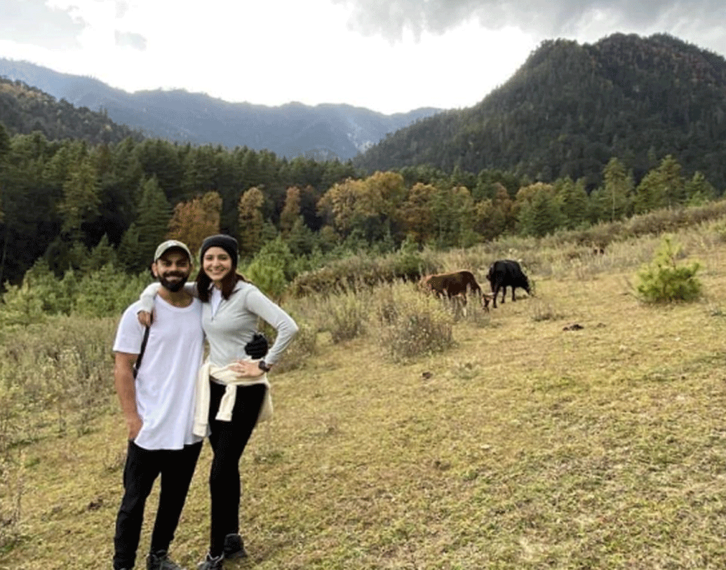 সাড়ে আট কিলোমিটার ট্রেক করে ভুটানের এক পাহাড়ি গ্রামে পৌঁছয় বিরাট-অনুষ্কা। সঙ্গে ছিলেন তাঁদের গাইড।