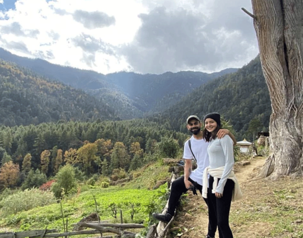 তবে ওই পরিবার জানতেনও না যাঁদের আমন্ত্রণ জানাচ্ছেন, তাঁরা সেলিব্রিটি। বিরাট-অনুষ্কা তাঁদের বাড়িতে চা খান, বেশ কিছুক্ষণ গল্প করেন, তারপর বেরিয়ে আসেন।