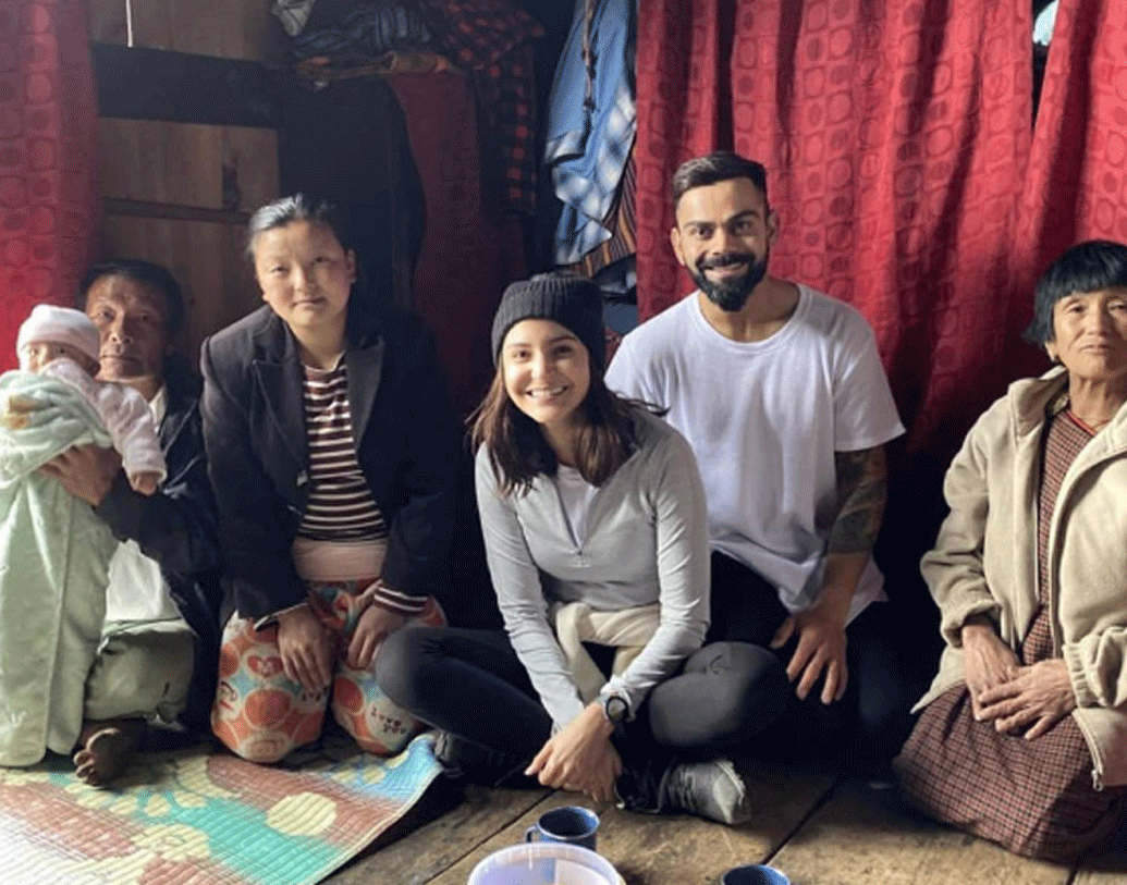 তাঁদের সঙ্গে তোলা ছবি শেয়ার করে অনুষ্কা টুইটারে লিখেছেন, ‘জীবনের প্রকৃত অর্থ এটা না হলে আর কী, অমার জানা নেই। এই মুহূর্তটা চিরকাল মনে রাখব।’