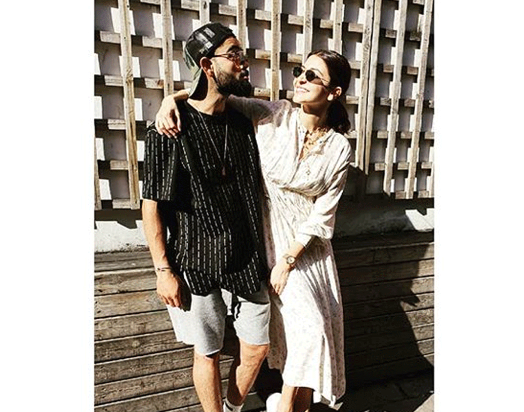 বিরাটের সঙ্গে অনুষ্কার জীবনকে উপভোগ করার ছবিগুলো যেন বারেবারেই অনুষ্কার বলা কথারই প্রমাণ দিয়ে চলেছে। এই ছবি শেয়ার করে অনুষ্কা লিখেছেন, 'এই বোকা মুহূর্তটাকেই বন্দি করতে চাই।'