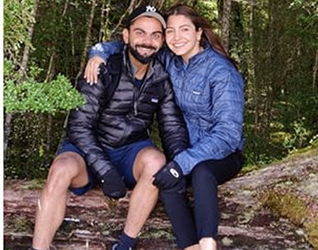 সময় পেলেই একান্তে সময় কাটাতে ব্যাগপত্র গুছিয়ে বেরিয়ে পড়েন তাঁরা। এটাও তাঁদের এমনই কোনও মূহূর্তের ছবি।