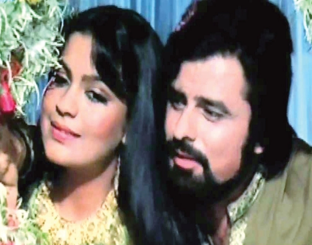 মাত্র এক বছরেই শেষ হয়ে যায় জিনাতে প্রথম দাম্পত্য। অভিযোগ, জিনাতকে সন্দেহ করতেন সঞ্জয়। দমবন্ধ করা সেই সম্পর্কে মানসিক নির্যাতন আর নিতে পারছিলেন না জিনাত। কিন্তু সরে এলেও সঞ্জয়কে তিনি মন থেকে মুছে ফেলতে পারেননি। তার মাসুলও তাঁকে দিতে হয়েছিল। (ছবি:সোশ্যাল মিডিয়া)