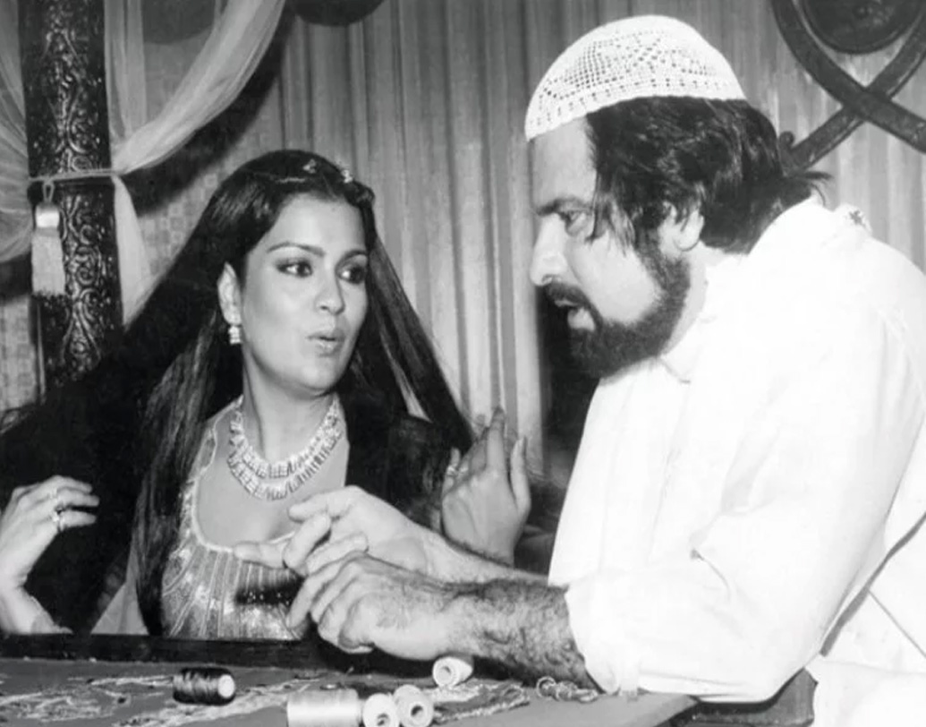 ১৯৮০ সালে জিনাতকে মুম্বইয়ের (তখন বম্বে) এক হোটেলে ডেকে পাঠান সঞ্জয়। কথা ছিল, আলোচনা করবেন ছবি নিয়ে। কিন্তু অভিযোগ, হোটেলের বন্ধ ঘরে জিনাতকে অকথ্য মারধর করেন সঞ্জয়। সঞ্জয়ের প্রথম স্ত্রী জারিন এব‌ং আরও কয়েক জনের সামনেই চলেছিল শারীরিক নির্যাতন। (ছবি:সোশ্যাল মিডিয়া)