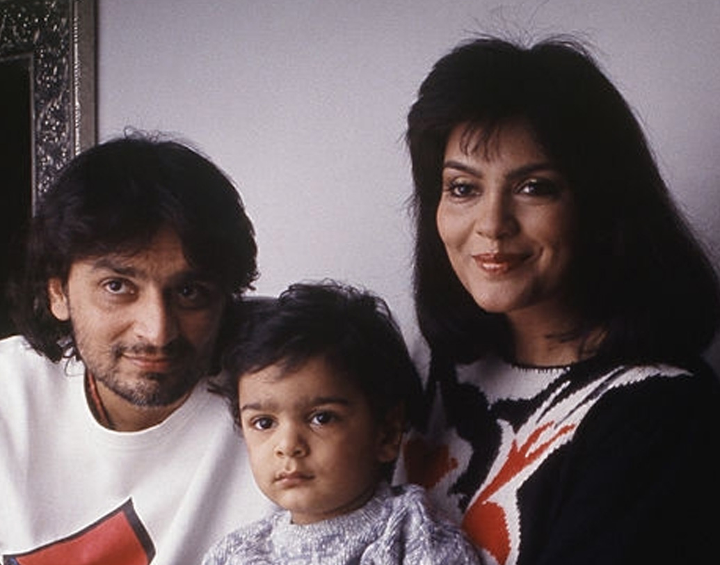 স্বল্প পরিচিত অভিনেতা মাজহার খানকে জিনাত বিয়ে করেন ১৯৮৫ সালে। জিনাতের অভিযোগ, মাজহারের হাতেও নিয়মিত নির্যাতিত হতেন তিনি। মাদকাসক্ত মাজহার চূড়ান্ত অসুস্থ হয়ে পড়েন ১৯৯৩ সালে। এক সাক্ষাৎকারে জিনাত জানান, এরপর পাঁচবছর তিনি সবকিছু ছেড়ে মাজহারের সেবা করেছিলেন। তিক্ত অতীত ভুলে গিয়েই দুঃসময়ে স্বামীর পাশে ছিলেন। (ছবি:সোশ্য়াল মিডিয়া)