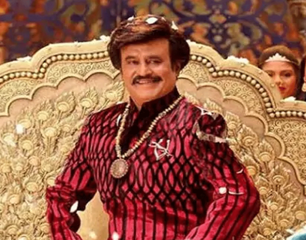 চার ভাইবোনের মধ্যে সবচেয়ে ছোট ছিলেন রজনীকান্ত। ১৯৫৬ সালে রজনীকান্ত যখন সবে ছ’বছরের তাঁর বাবা চাকরি থেকে অবসর নেন। ছয়জনের সংসারে পেনশনের টাকা দিয়ে সংসার চালানো অসম্ভব হয়ে পড়ে বাবা রামোজির।