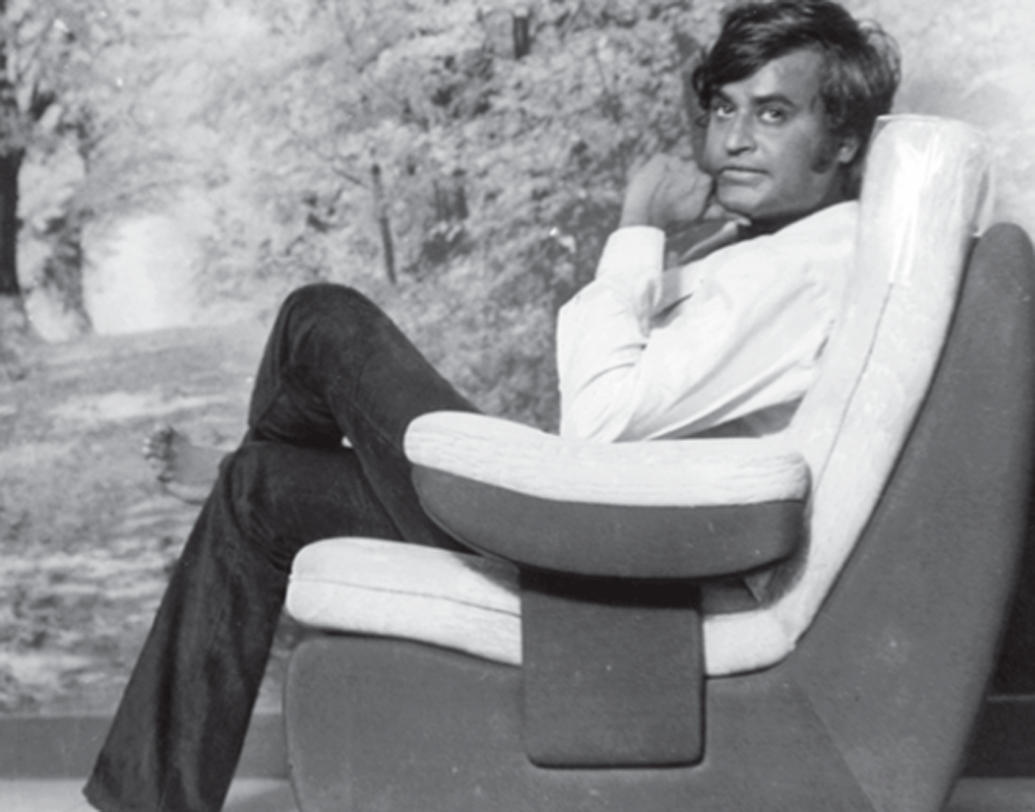 সপরিবারে বেঙ্গালুরু শহর ছেড়ে কাছেই হনুমন্থনগর বস্তিতে ঘর বেঁধে থাকতে শুরু করেন তাঁরা। খুব কম বয়সে মাকেও হারিয়েছিলেন রজনীকান্ত। মায়ের মৃত্যুর পর তাঁদের সংসার দেখার মতো কেউ ছিল না। পরিবারটা প্রায় ছন্নছাড়া হয়ে গিয়েছিল।