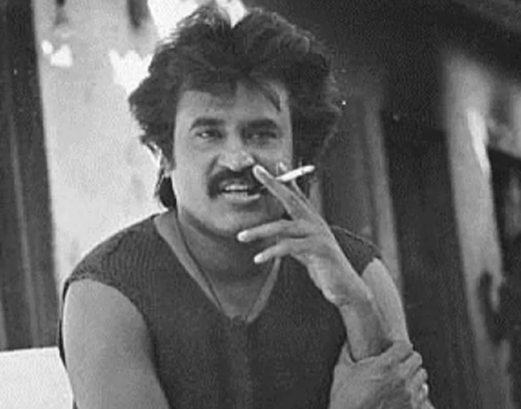 সংসারের টানাপড়েনে স্কুল পাশ করেই রজনীকান্ত চাকরির জন্য ব্যস্ত হয়ে পড়েন। কখনও কুলিগিরি কখনও কাঠের মিস্ত্রি হয়ে কাজ করেছেন। তারপর বেঙ্গালুরু ট্রান্সপোর্ট ডিপার্টমেন্টের বাস কনডাক্টরের কাজ পান।