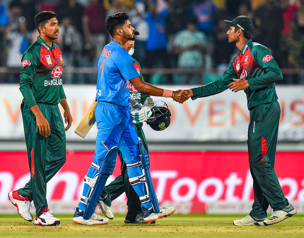 ক্রিকেটে ছন্দে থাকার উপর অনেক কিছুই নির্ভর করে। তা সে ব্যক্তিগতই হোক বা দলগত, ছন্দে থাকলে নিজের দিনে অনেক অঘটনই ঘটানো সম্ভব। তবে রাজকোটে সেই ছন্দই যেন দেখা গেল না বাংলাদেশের ব্যাটিংয়ে।