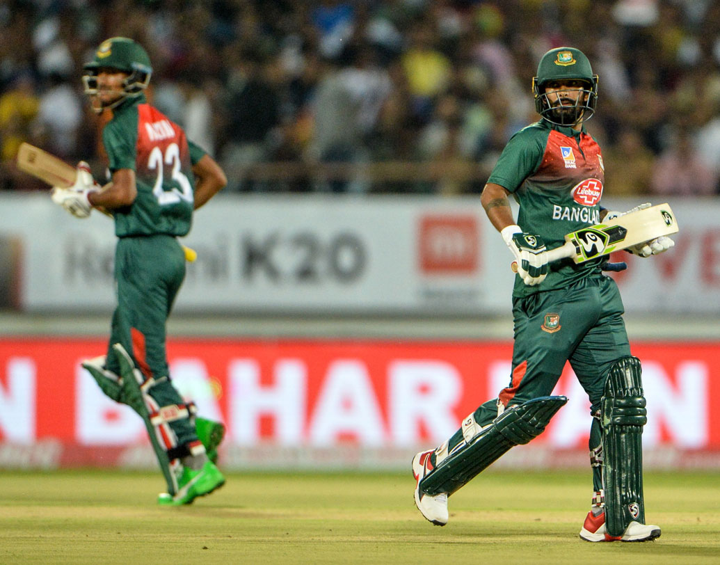 বাংলাদেশের ওপেনার জুটি লিটন দাস ও মহম্মদ নইম শুরুটা বেশ ভাল ভাবে করেছিলেন। তবে তার রেশ ধরে রাখতে পারেননি শেষ পর্যন্ত। কোনও উইকেট না খুইয়েই পাওয়ার প্লে-তে লিটন-নইমের ব্যাট থেকে আসে ৫৪ রান। কিন্তু তার উপর বড় রানের ভিত গড়তে ব্যর্থ হন দু’জনেই। অন্তত এক জনকে এখানে থেকে শেষ পর্যন্ত ব্যাট করতেই হত।