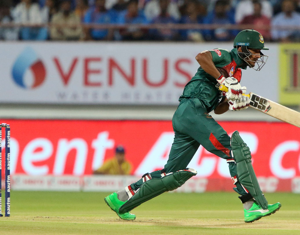 দিল্লিতে খলিল আহমেদের শেষ চার বলে টানা চার হাঁকিয়েছিল বাংলাদেশ। রাজকোটেও খলিলের প্রথম তিন বল থেকে তিনটি চার তুলে নেন নইম। তবে সেই দাপট ধরে রাখতে পারেননি তিনি। ৩১ বলে মাত্র ৩৬ রান করেই ফেরেন নইম। তবে নইম সবে আন্তর্জাতিক কেরিয়ার শুরু করেছেন। আরও দায়িত্ব নেওয়া উচিত ছিল লিটনের।