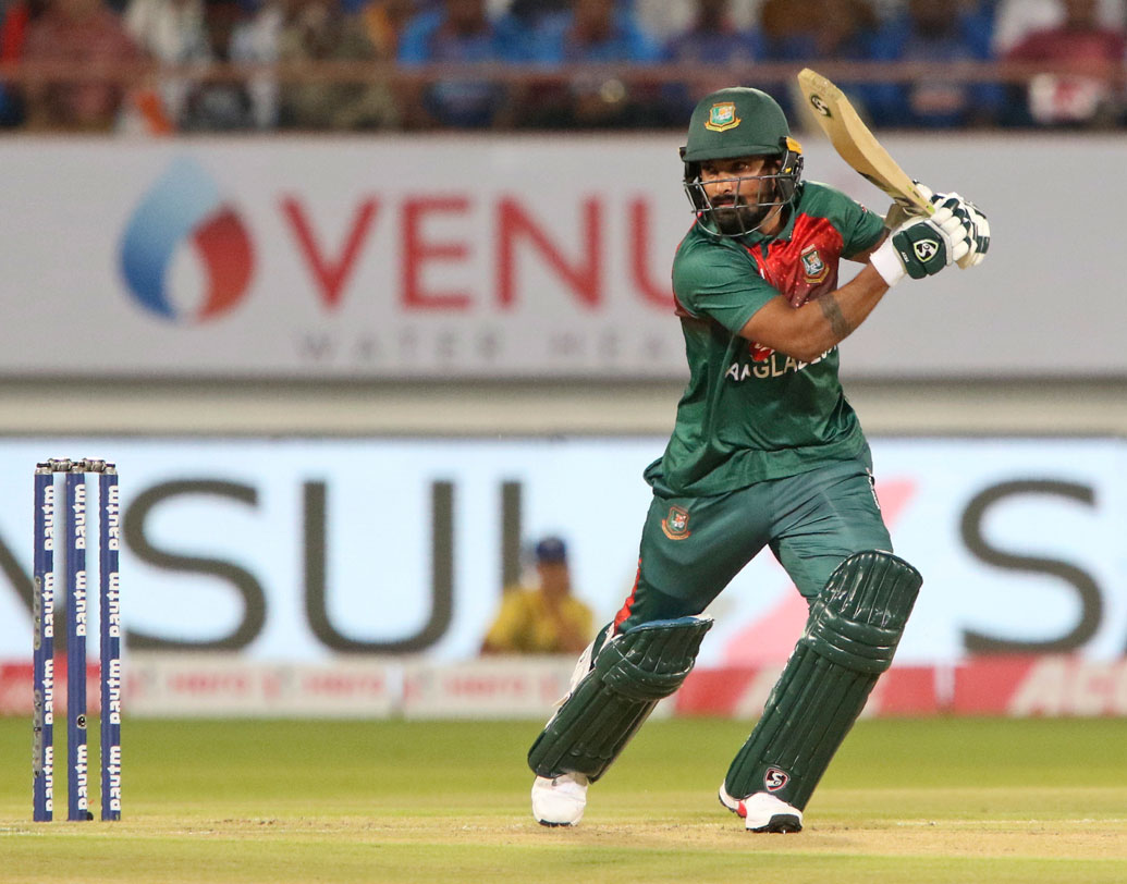 নইমের মতোই দলকে বড় রানের পথে নিয়ে যেতে ব্যর্থ হন অন্য ওপেনার লিটন দাস। চারটে চার মারলেও ২১ বলে ২৯ রান করেন তিনি। জীবন ফিরে পেয়েও তা কাজে লাগাতে ব্যর্থ হন লিটন। যুজবেন্দ্র চহালের গুগলি লেগ সাইডে পাঠাতে গিয়ে রান আউট হয়ে ফিরে যান তিনি। ফলে শুরুতে চমক দেখালেও তা ধরে রাখতে পারেননি কোনও ওপেনারই।