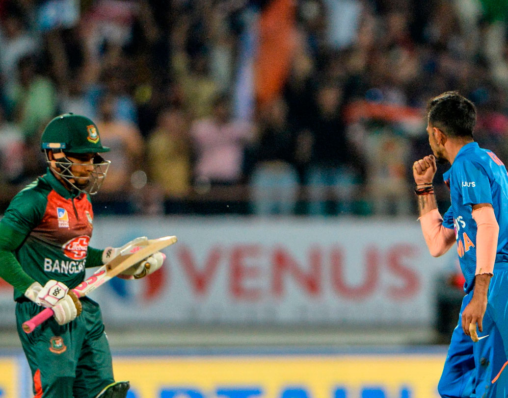 আইসিসি-র শাস্তির কোপে এই বাংলাদেশ দলে নেই শাকিব আল হাসান। নেই তামিম ইকবাল, মহম্মদ সইফুদ্দিনও। তা সত্ত্বেও মুশফিকুর রহিমের ব্যাটের ভারে প্রথম ম্যাচে জিতেছিল বাংলাদেশ। তবে রাজকোটে প্রথম ম্যাচের মতো জ্বলে উঠতে পারেননি তিনি। এ ম্যাচে মাত্র ৪ রান (৬ বলে) করেন মুশফিকুর।