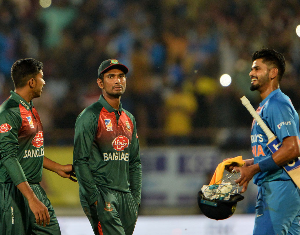 মুশফিকুরের উপর অতিমাত্রায় নির্ভরতাও বাংলাদেশের হারের একটা বড় কারণ। রাজকোটে দলের অন্য ব্যাটসম্যানেরাও তেমন কিছু করে উঠতে পারেননি। ওপেনারদের পরে একমাত্র মাহমুদুল্লা ছাড়া বাকিদের স্কোর দু’অঙ্কও পার হয়নি। শেষমেশ রান উঠেছে ১৫৩। যা ভারতের মতো শক্তিশালী টিমের বিরুদ্ধে লড়াইয়ের জন্য যথেষ্ট নয়।