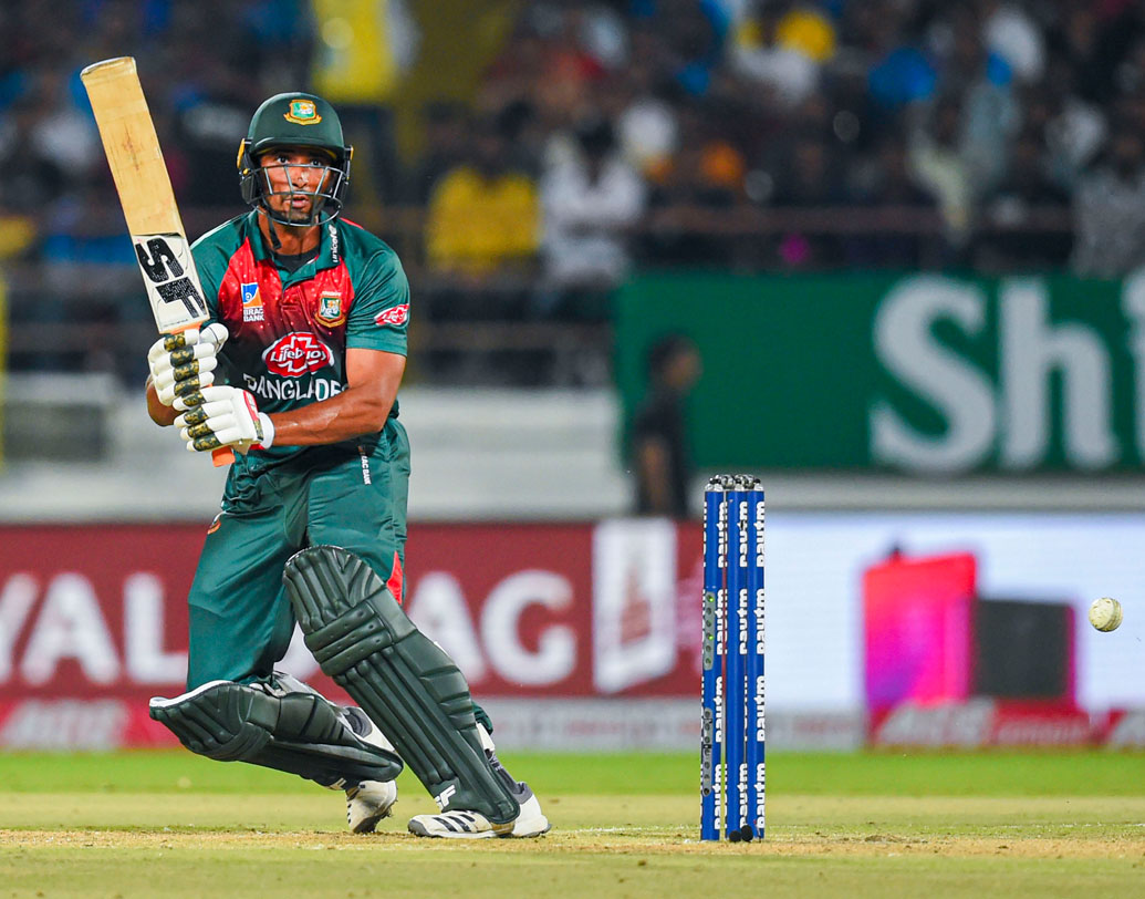 মুশফিকুর ছাড়াও মাহমুদুল্লার দিকেও তাকিয়ে ছিল এই বাংলাদেশ টিম। রাজকোটে শুরুটা ভাল করলেও ২১ বলে ৩০ রান করে ফিরে যান তিনি। মাহমুদুল্লার ব্যাট থেকে বড়সড় রান না আসাটাও বাংলাদেশের হারের একটা ফ্যাক্টর।