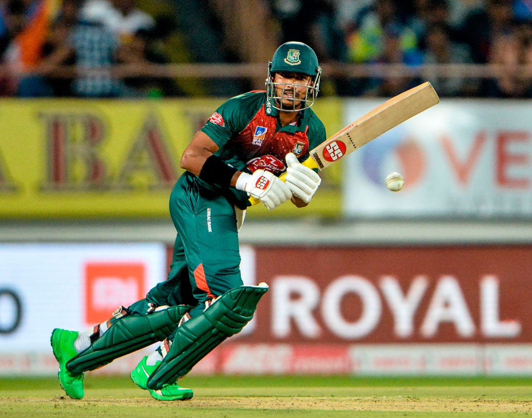 টি-২০তে অনেক সময় শেষ কয়েক ওভার বেশ গুরুত্বপূর্ণ হয়ে ওঠে। ডেথ ওভারে চার-ছয়ের বন্যা তো দূরের কথা, ১৮.৩ ওভারে মাহমুদুল্লার আউটের পর বাংলাদেশ ইনিংশের শেষ ৯ বলে মাত্র ১১ রান ওঠে। একটাই মাত্র বাউন্ডারি পায় তারা। যা ভারতকে চাপে ফেলার জন্য যথেষ্ট নয়।