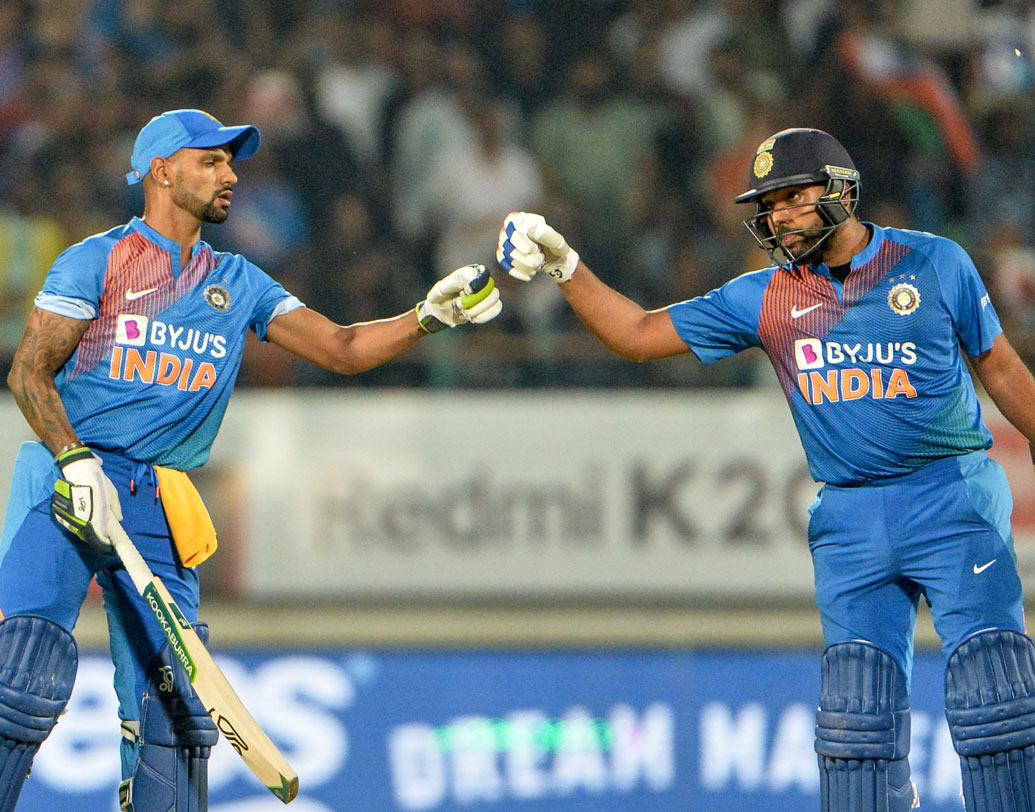 ভারতের বিরুদ্ধে যে রানের পুঁজি নিয়ে বল করতে নামে বাংলাদেশ, তাতে প্রথম পাঁচ ওভারের মধ্যে উইকেট তুলে নিতেই হত। তবে রোহিত শর্মা বা শিখর ধওয়নের বিরুদ্ধে সে সুযোগ তৈরি করতে পারেননি মুস্তাফিজুররা।