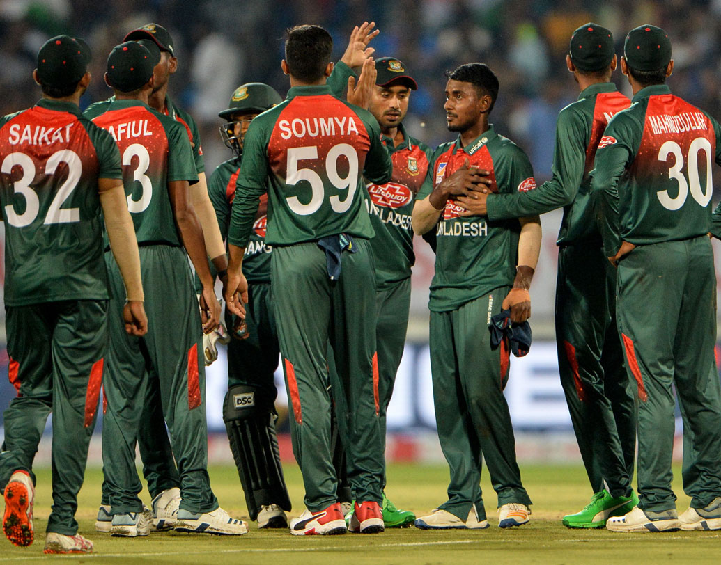 রাজকোটে মুস্তাফিজুর রহমান বা শফিউল ইসলামের ইকনমি রেট দেখুন! প্রথম জনের ৯.৫৪ ও পরের জনের ১১.৫০। সেই সঙ্গে ভারতের কোনও ব্যাটসম্যানকেই তাঁরা প্যাভিলিয়নে ফেরাতে পারেননি। মুস্তাফিজুরের কোনও উইকেট না পাওয়ায় এ ম্যাচে সমস্যায় ফেলে বাংলাদেশকে।