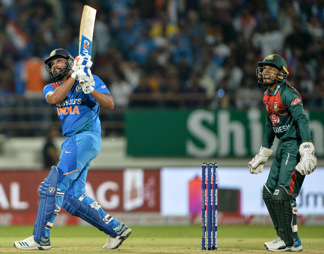 পেসারদের পাশাপাশি বাংলাদেশের স্পিনাররাও ভেল্কি দেখাতে ব্যর্থ হন। একমাত্র আমিনুল ইসলাম ছাড়া কেউই উইকেট পাননি। ভারতের দুই ওপেনারকেই আমিনুল তুলে নিলেও আফিফ হুসেন ও মোসাদ্দেক হুসেনের বল টলাতে পারেনি কোনও ভারতীয় ব্যাটসম্যানকেই।