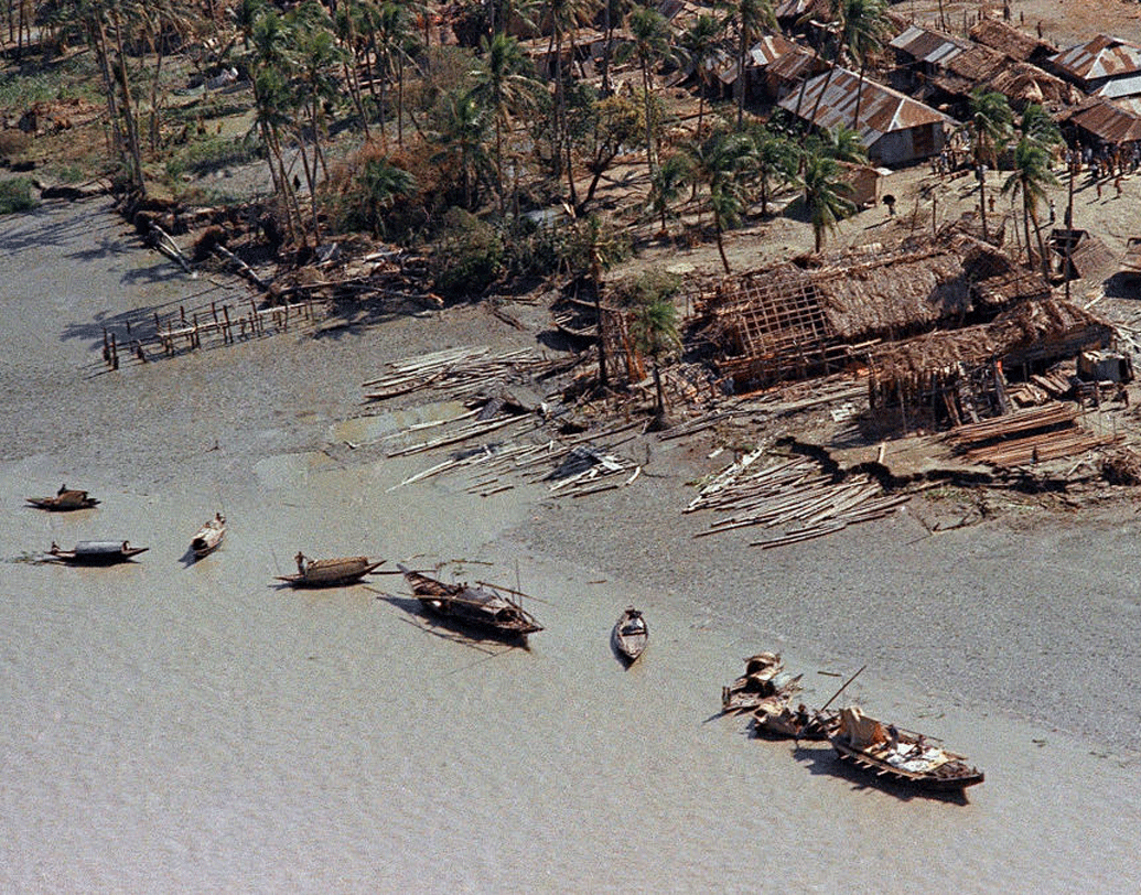 ৩ নভেম্বর ১৯৭০। পশ্চিমবঙ্গ এবং বাংলাদেশের উপর আছড়ে পড়েছিল ইতিহাসের অন্যতম ভয়ঙ্কর ঘূর্ণিঝড় ভোলা। হাওয়ার গতি ছিল সর্বাধিক ২৪০ কিলোমিটার প্রতি ঘণ্টায়। এর প্রভাবে সবচেয়ে বেশি ক্ষতি হয়েছিল বাংলাদেশ। সে দেশের উপকূলীয় অঞ্চলের একাধিক জনবসতি পুরোপুরি ধ্বংস হয়ে যায়। মৃত্যু হয়েছিল অন্তত ৩ লাখ মানুষের।