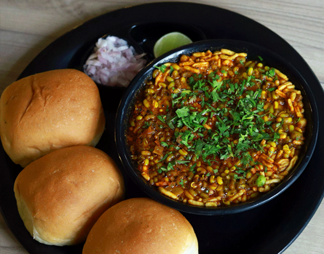 প্রথম দিনই দারুণ সারা পান। বাড়ির খাবার বহু ভারতীয় সহকর্মী অর্ডার দেন। কর্মসূত্রে দু’বছর অস্ট্রেলিয়ায় ছিলেন তিনি। এই দু’বছরই সেখানে হোম ডেলিভারি করেছেন জয়ন্তী। বিভিন্ন উত্সবে মরাঠি মিষ্টি বানিয়েও হোম ডেলিভারি দিতেন তিনি।