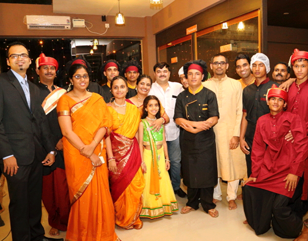 তবে তাঁর ব্যবসার একটা শর্ত রয়েছে। শুধুমাত্র মহিলাদেরই তিনি ফ্রাঞ্চাইজি দিয়ে থাকেন। মহিলাদের স্বনির্ভর করার উদ্দেশেই এই পদক্ষেপ বলে জানিয়েছেন জয়ন্তী। প্রতিটা শাখার ৭০ শতাংশ কর্মীও মহিলাই।