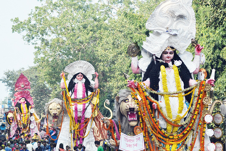 শেষবেলায়: বির্সজনের আগে শোভাযাত্রা চন্দননগর স্ট্র্যান্ডে। ছবি: তাপস ঘোষ
