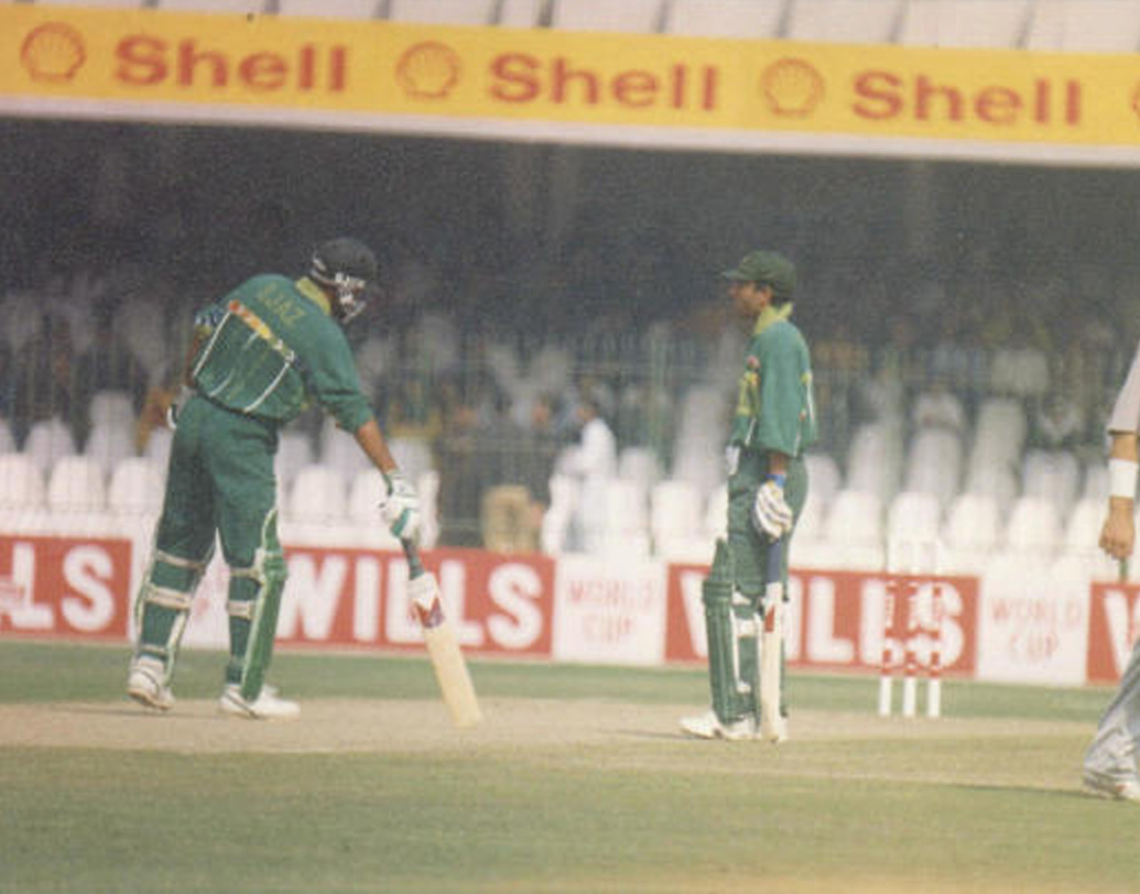 বাবার কাজের জন্য আনোয়ারের শৈশব কেটেছে বিভিন্ন দেশে। ভাগ্যের সন্ধানে তাঁর বাবা পাকিস্তান থেকে সপরিবারে ইরানের তেহরানে গিয়েছিলেন। সেখান থেকে সৌদি আরব। তখন আনোয়ারকে পাঠিয়ে দেওয়া হয়েছিল করাচিতে, দাদু ঠাকুমার কাছে।