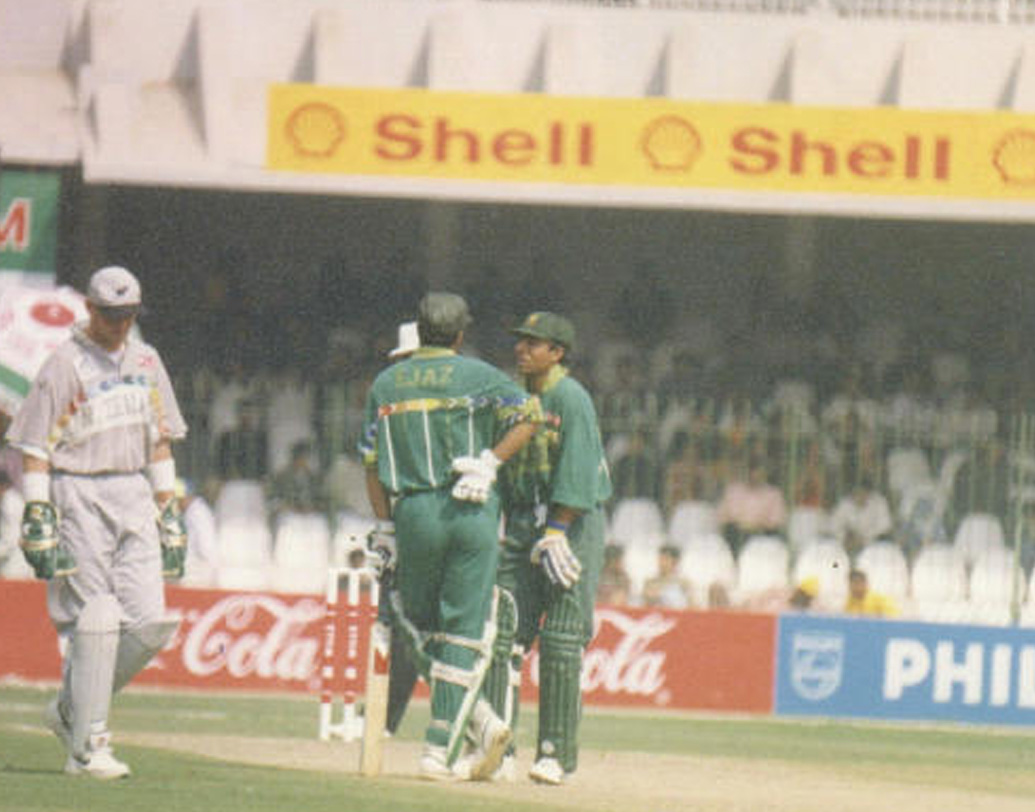 করাচিতেই ক্রিকেটে হাতেখড়ি আনোয়ারের। তবে অনেকদিন অবধি তাঁর ক্রিকেটার হওয়ার কোনও পরিকল্পনা ছিল না। করাচির এনইডি ইউনিভার্সিটি অব ইঞ্জিনিয়ারিং অ্যান্ড টেকনোলজি থেকে কম্পিউটার সিস্টেম ইঞ্জিনিয়ারিং-এ স্নাতক হন আনোয়ার। এরপর উচ্চশিক্ষার জন্য আমেরিকা যাবেন বলে ভেবেছিলেন তিনি।