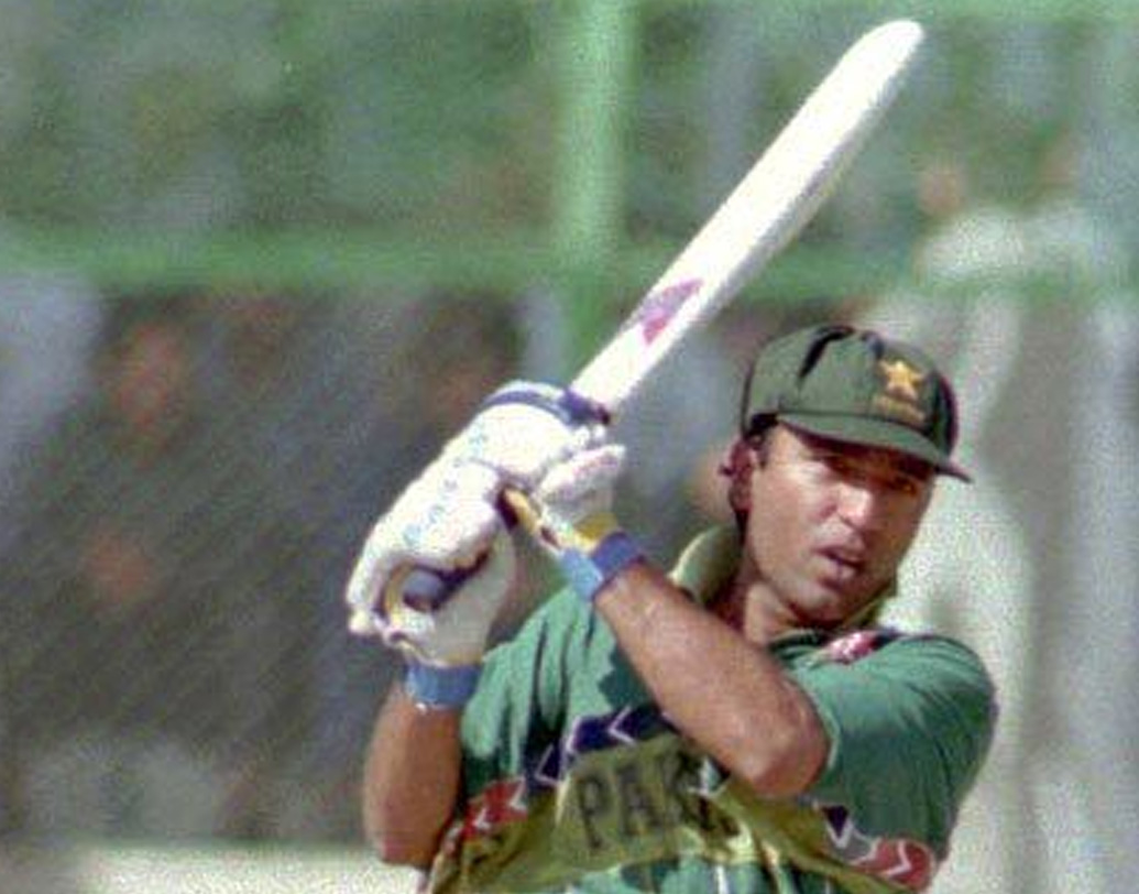 পড়াশোনা এবং ঘরোয়া ক্রিকেট চলছিল একসঙ্গে। শেষ অবধি পাল্লা ভারী হল ক্রিকেটেরই। আমেরিকা আর গেলেন না। মিডল অর্ডার ব্যাটসম্যান হিসেবে জাতীয় দলে ডাক পেলেন সইদ আনোয়ার। ব্যাটিং-এর পাশাপাশি তিনি পার্ট টাইম বাঁহাতি স্পিনারও ছিলেন। পরে তিনি মিডল অর্ডার থেকে ওপেনিংয়ে যান।