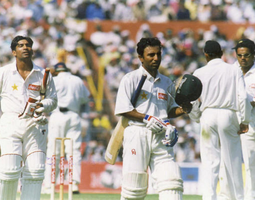 অসুস্থতার কারণে বারবার তাঁর কেরিয়ার ক্ষতিগ্রস্ত হয়েছে। শারীরিক অসুস্থতার জেরে তিনি ১৯৯২ সালের বিশ্বকাপজয়ী পাকিস্তান দলে থাকতে পারেননি। ১৯৯০-এর ডিসেম্বর থেকে ১৯৯৩-এর ফেব্রুয়ারি অবধি তিনি মাত্র পাঁচটি ওয়ান ডে খেলেছিলেন। তার মধ্যে একবারও দুই অঙ্কের রানে পৌঁছতে পারেননি।