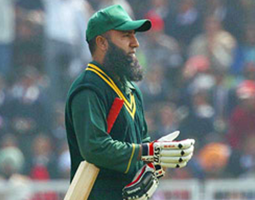 ভারত-বাংলাদেশ-শ্রীলঙ্কার বিরুদ্ধে সইদ আনোয়ারের পারফরম্যান্স বরাবর অসাধারণ। সব ধরনের ক্রিকেটে বাংলাদেশের বিরুদ্ধে তাঁর গড় ৬৪.৩৩, ভারতের বিরুদ্ধে ৪৪.৯২ এবং শ্রীলঙ্কার বিপক্ষে ৪৭.৯৫। তাঁর ৩১টি আন্তর্জাতিক শতরানের মধ্যে ১৫টি এসেছে এই তিন দেশের বিরুদ্ধে খেলে। ১৯৯৭ সালে তিনি উইজডেন পত্রিকার বিচারে বর্ষসেরা ক্রিকেটার হয়েছিলেন।