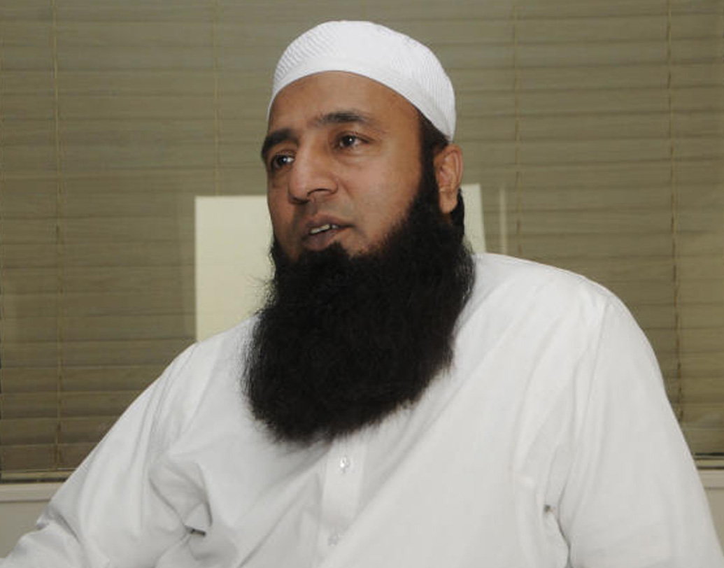 সাতটি টেস্ট এবং এগারোটি ওয়ান ডে-তে অধিনায়কত্বও করেছেন সইদ আনোয়ার। তবে অধিনায়ক হিসেবে তিনি কোনওদিন সে ভাবে সাফল্য পাননি। এখনও অবশ্য সাফল্য-ব্যর্থতা-পরিসংখ্যান থেকে বহু দূরে ধর্মপ্রচারক হিসেবে দিন কাটাচ্ছেন অতীতের এই বিধ্বংসী ওপেনার।