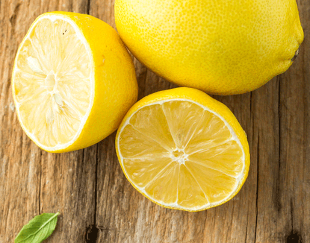 কাঠ হোক বা প্লাস্টিক। বহুদিনের নাছোড় দাগের উপর পাতিলেবুর রস লাগিয়ে দিন। পাতিলেবুর রস আপনার স্বাস্থ্যের পাশাপাশি বাড়ির স্বাস্থ্যেরও যত্ন নেয়।