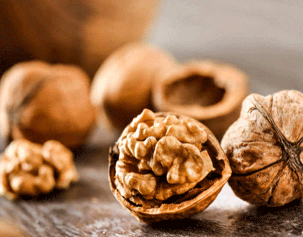 বেশ খরচ করে বাড়ির মেঝে উডেন ফ্লোর বানিয়েছেন, আর মাস যেতে না যেতেই সেই শখের মেঝেতে চিড় দেখা গিয়েছে? যদি এ রকম সমস্যার সম্মুখীন হন আপনি, তা হলে অতটাও চিন্তায় পড়ার প্রয়োজন নেই। বরং একটা আখরোট গুঁড়ো করে নিয়ে ওই ফাটলের উপর ভাল করে লাগিয়ে দিন। আখরোট থেকে নিঃসৃত তেল ক্রমে চিড় ভরিয়ে দেবে।