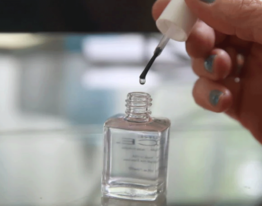 গাড়িতে স্ক্র্যাচ হলে দেখতে খুব খারাপ লাগে। সেই স্ক্র্যাচ সারানোর জন্য দোকানে নিয়ে যাওয়াটা খরচসাপেক্ষ হয়। পকেটে যাতে টান না পড়ে তার জন্যই এই ঘরোয়া সমাধান। বাজার থেকে স্বচ্ছ নেল পলিশ কিনে নিন। স্ক্র্যাচের উপরে এই নেল পলিশ লাগিয়ে স্ক্র্যাচটা সিল করে দিন। বিশেষ করে গাড়ির ছোটখাটো স্ক্র্যাচগুলোর জন্য এই টিপস খুবই উপকারি।