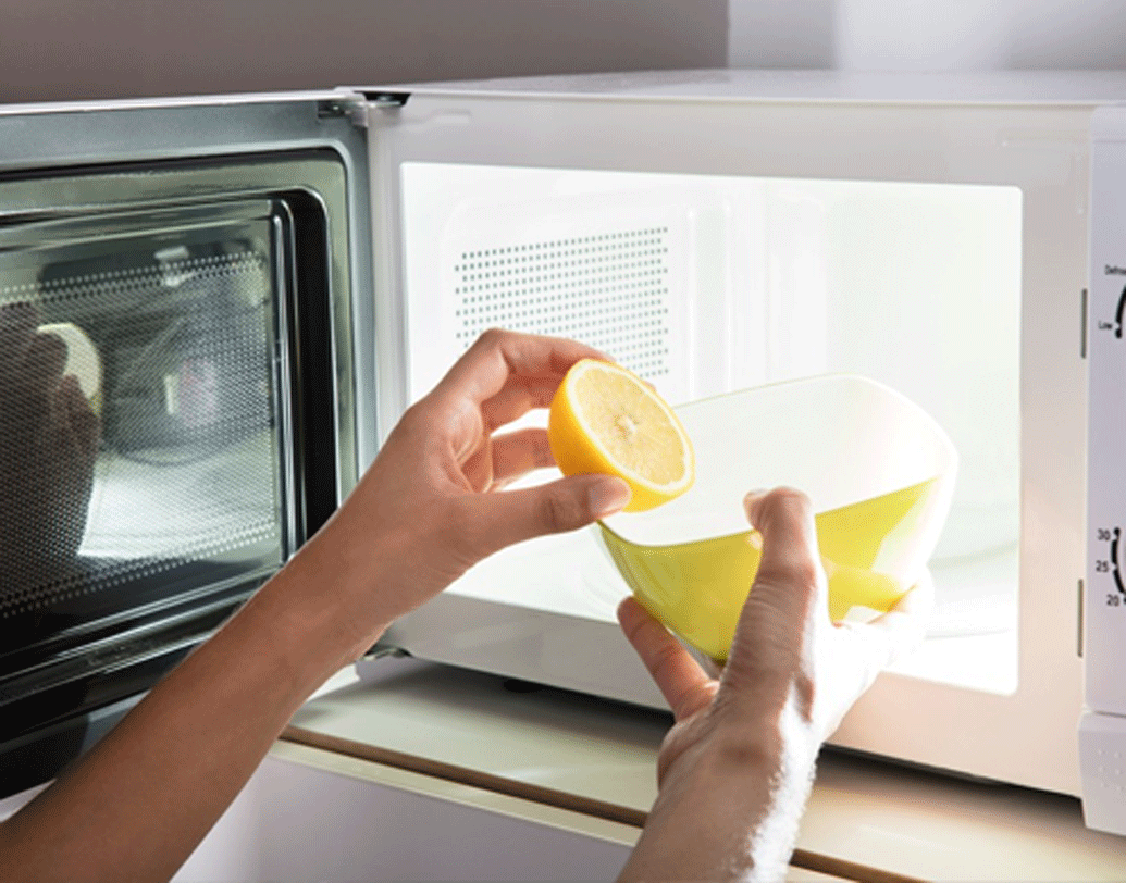 মাইক্রোওয়েভ ওভেনের ভিতরের তেলচিটে নোংরা পরিষ্কার করবেন কী ভাবে? একটা পাত্রে জল নিয়ে তাবে পাতিলেবু রাখুন। পাত্রটি এ বার ওভেনের ভিতর ৫ মিনিট গরম হতে দিন। ওভেন বন্ধ করে আরও ৫ মিনিট রেখে দিন। এ বার ওভেনের দরজা খুলে একটা কাপড় দিয়ে দেওয়ালগুলো মুছে নিন। সমস্ত তেল-ময়লা পরিষ্কার হয়ে যাবে।