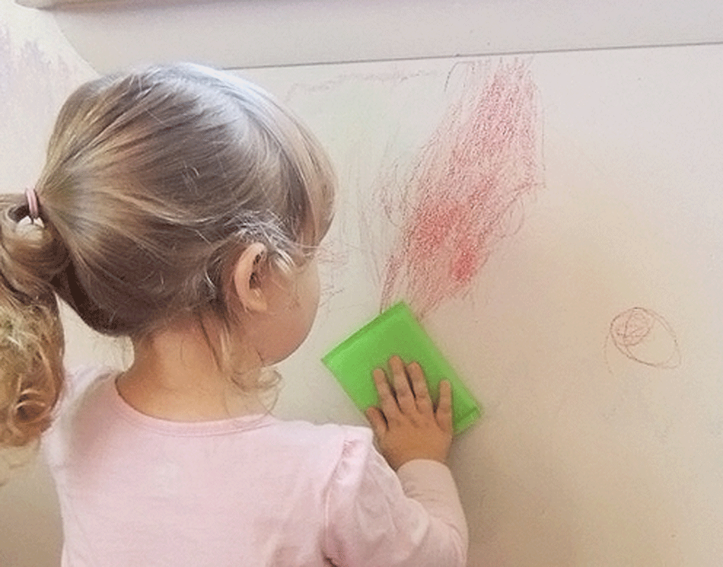 আর যদি পাউরুটি না থাকে, তা হলে একই ভাবে দাগের উপর বেবি অয়েল ব্যবহার করে দেখুন। এতেও দাগ গায়েব হয়ে যাবে।