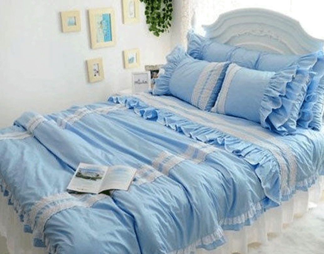 জামা-কাপড়, বিছানার চাদরে তাজা ভাব আনার জন্য বাজার চলতি সুগন্ধী ব্যবহার করেন অনেকে। এতে অনেক রাসায়নিক থাকে যা ফেব্রিকের ক্ষতি করতে পারে। তাই একটি স্প্রে বোতলে জল নিয়ে তাতে কয়েক ফোঁটা ভদকা আর এসেনশিয়াল অয়েল মিশিয়ে নিয়ে স্প্রে করুন।