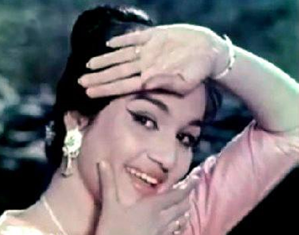 আশার জন্ম ১৯৪২ সালের ২ অক্টোবর। বাবা, বাচুভাই পারেখ ছিলেন গুজরাতি জৈন সম্প্রদায়ের। তবে তিনি অনেক দিন ধরেই ছিলেন তত্কালীন বম্বের বাসিন্দা। আশার মা ছিলেন মুসলিম সম্প্রদায়ের। জন্মের পরে বাবা মায়ের একমাত্র মেয়ের নাম রাখা হয়েছিল সুধা আর সালমা। পরে তা পাল্টে যায় ‘আশা’য়।