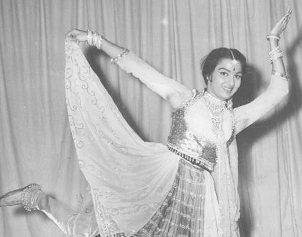 মুম্বইয়ের জে বি পেতি স্কুলে পড়াশোনা আশার। মায়ের ইচ্ছায় ছোট থেকেই নাচ শিখতেন তিনি। বলিউডে যে ক’জন অভিনেত্রী দক্ষ নৃত্যশিল্পী রয়েছেন, আশা তাঁদের মধ্যে অন্যতম।