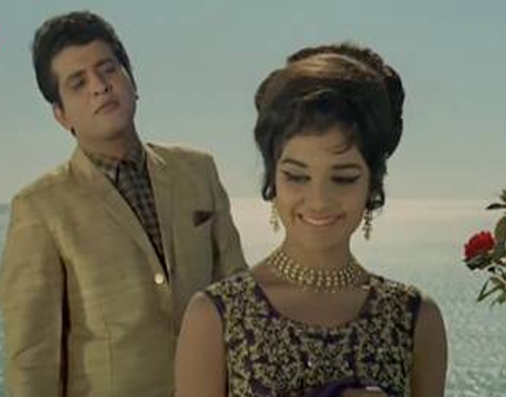 শিশুশিল্পী হিসেবে প্রথম ছবি ‘আসমান’ মুক্তি পায় ১৯৫২ সালে। এরপর এক অনুষ্ঠানে দশ বছর বয়সি আশার নাচ দেখে ভাল লাগে পরিচালক বিমল রায়ের। তাঁর ‘মা’ ছবিতে শিশুশিল্পী হিসেবে অভিনয় করেন আশা। ছবিতে তাঁর পরিচয় দেওয়া হত ‘বেবি আশা পারেখ’ বলে।