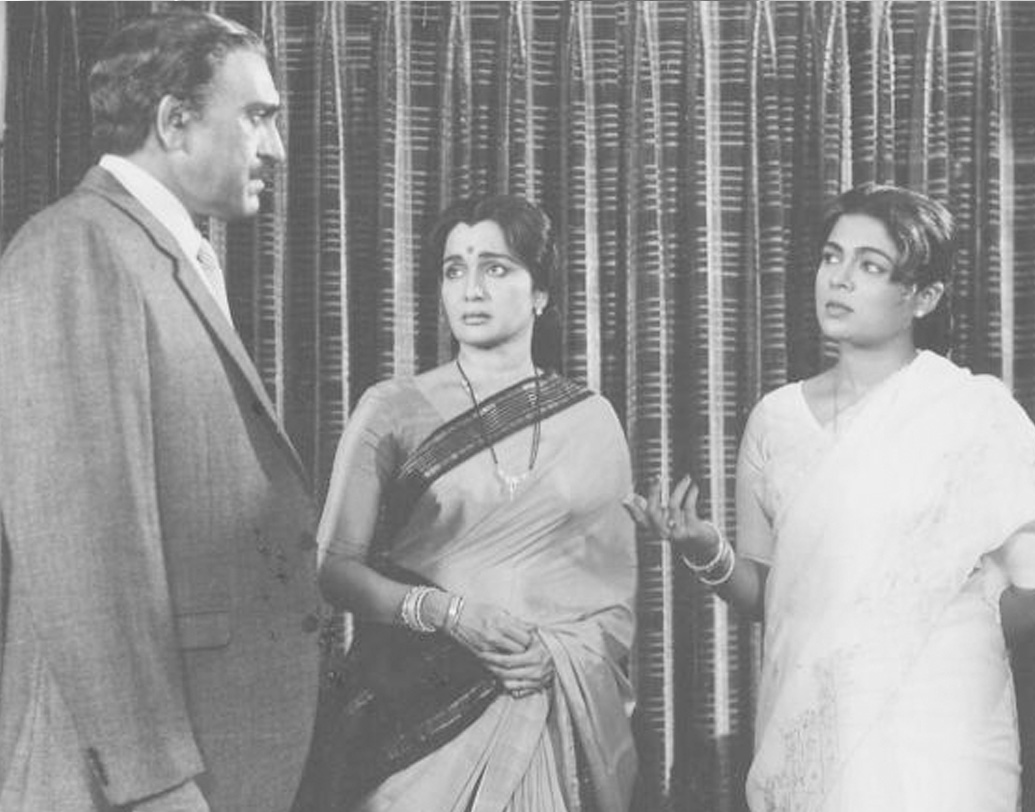 কিন্তু শিশুশিল্পী হিসেবে যে ক’টি ছবিতে অভিনয় করেছিলেন, সবই বক্সঅফিসে ব্যর্থ হয়েছিল। হতাশ আশা অভিনয় ছেড়ে ফিরে যান স্বাভাবিক স্কুলজীবনে।