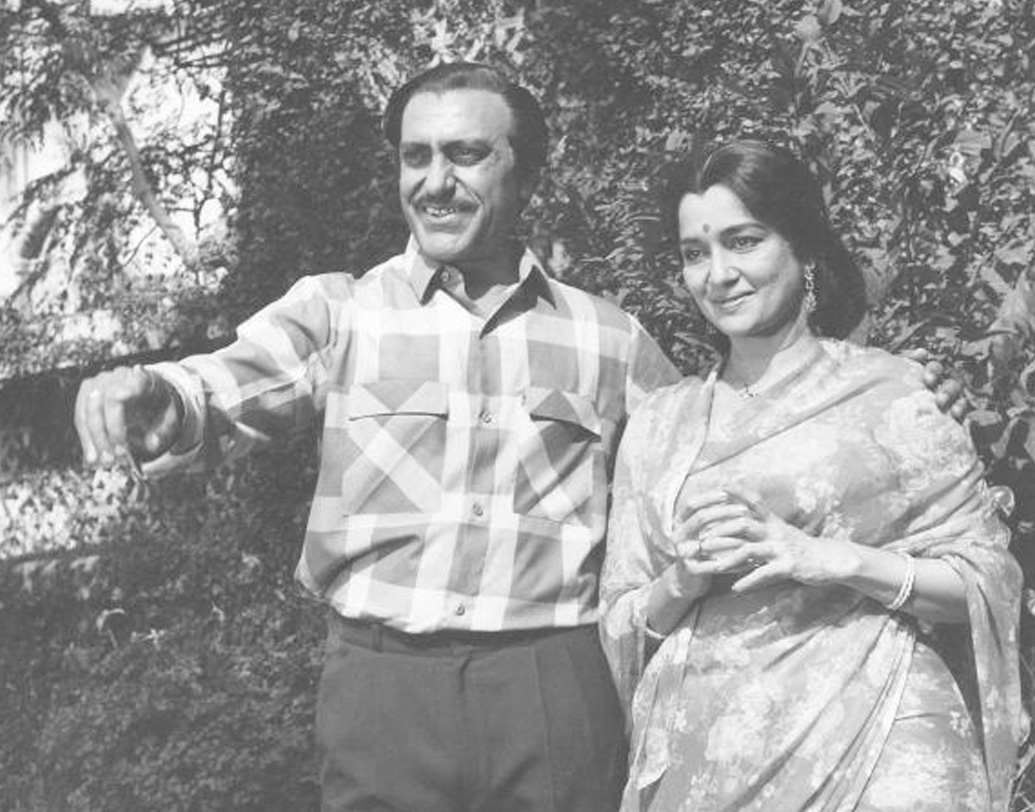 আবার লাইট ক্যামেরা সাউন্ডের জগতে ফিরে আসেন ষোলো বছর বয়সে। কিন্তু এ বার প্রত্যাখ্যান। পরিচালক বিজয় ভট্টর মনে হয়েছিল আশার মধ্যে তারকা হওয়ার উপাদান নেই। তিনি আশার বদলে ছবিতে সুযোগ দেন আর এক নায়িকা অমিতাকে।