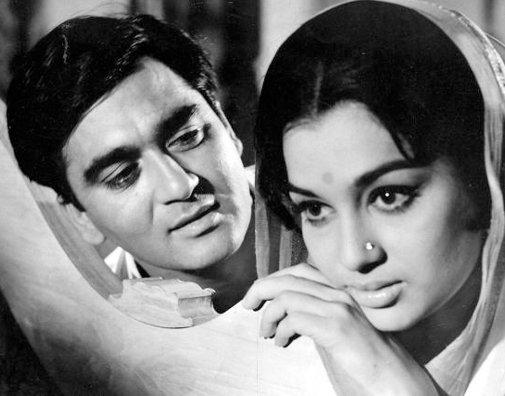 অভিনয় শুরুর দিন থেকে ছবিতে আশা পারেখের ইমেজ ছিল গ্ল্যামার গার্ল বা টম বয়ের। সেই পরিচিত ইমেজ ভাঙে রাজ খোসলার পরিচালনায়। তাঁর ছবি ‘দো বদন’, ‘চিরাগ’, ‘ম্যায়ঁ তুলসি তেরে অঙ্গন কি’-তে নতুন রূপে ধরা দেন আশা।